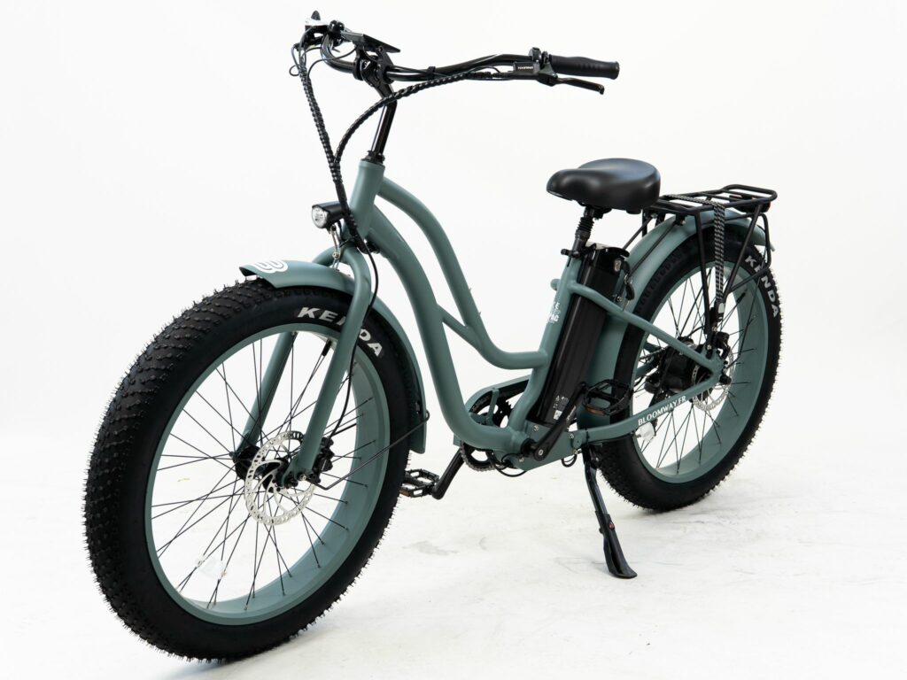 Vélo électrique de ville Chilly's couleur Atlantic disponible à la vente chez Bloomway à Biarritz