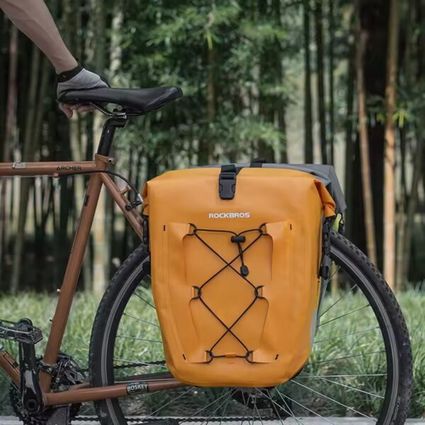 Accessoire vélo électrique sac porte-bagage Rockbros de 25 litres orange, étanche sur un vélo chez Bloomway à Biarritz